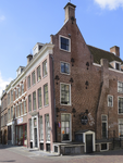 908677 Gezicht op het winkelhoekpand Oudegracht 279 te Utrecht, met rechts de Lange Smeestraat.N.B. bouwjaar: 1850voor ...